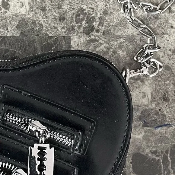 (Fake) Razor Blade Leather Chain Heart Bag - Picture 16 of 16